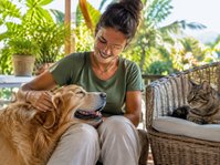 Pet-sitter avec un chien et un chat à Saint-Denis